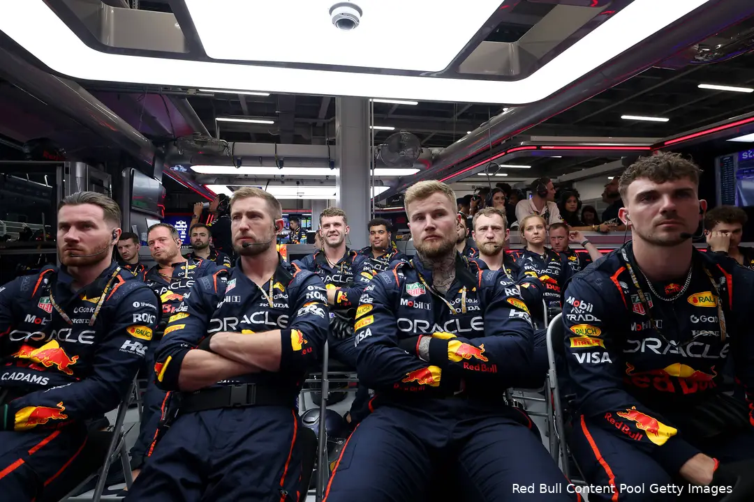 <i>Een domper voor de Red Bull-monteurs.</i>