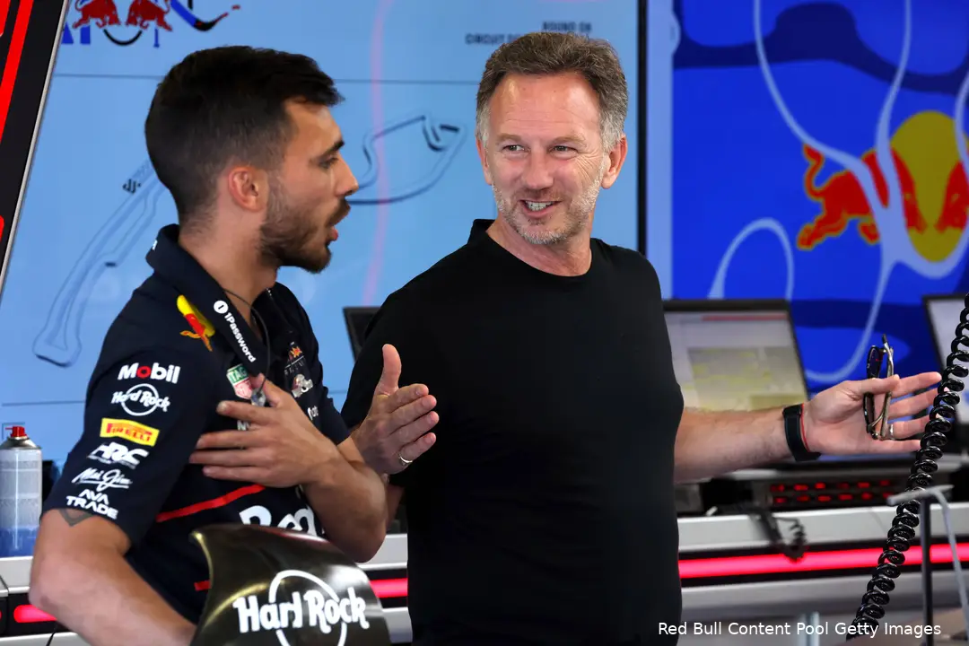<i>Horner laat zien hoe groot de achterstand in Miami was.</i>