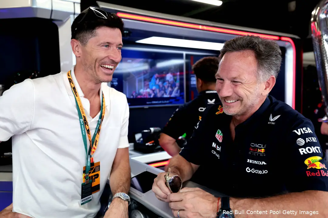<i>Christian Horner hoopt op zondag net als VIP-gast Lewandowski te scoren.</i>