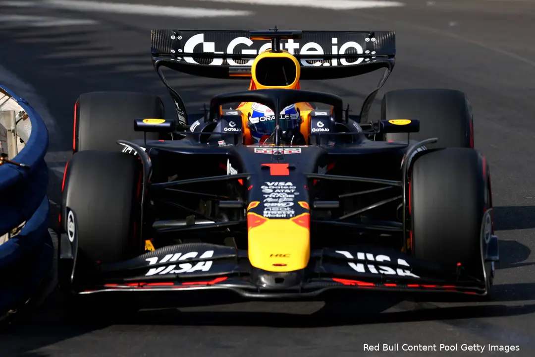 <i>Hier haalt Verstappen de apex wél.</i>