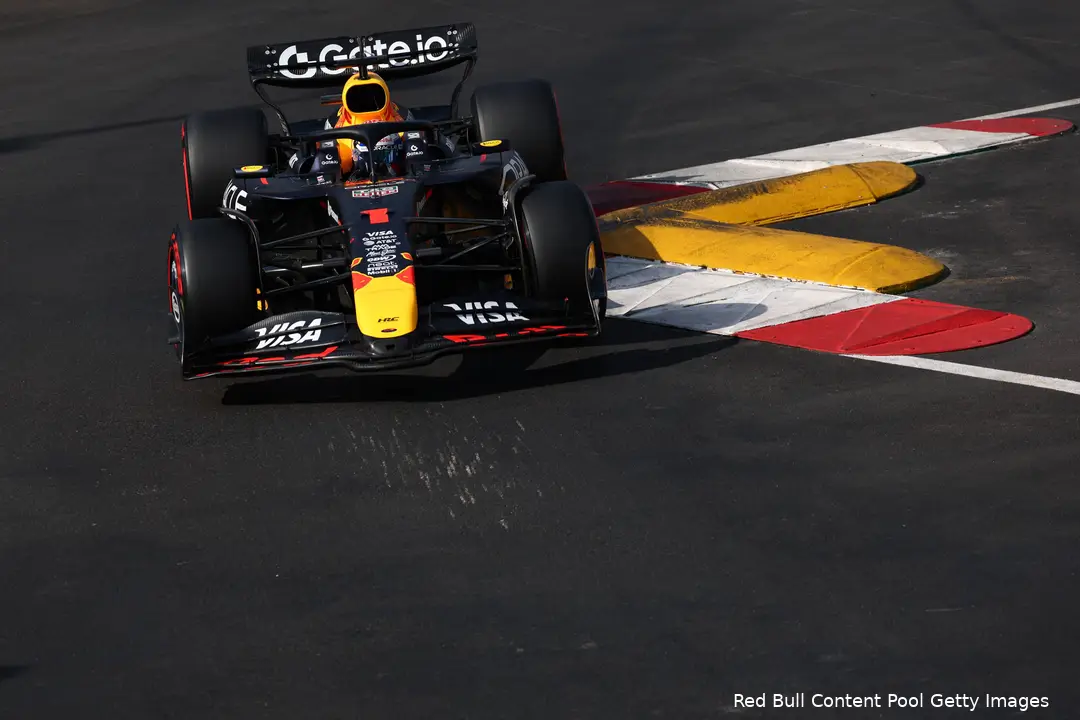 <i>Verstappen wist Hamilton te ontwijken zonder de vangrail te raken.</i>