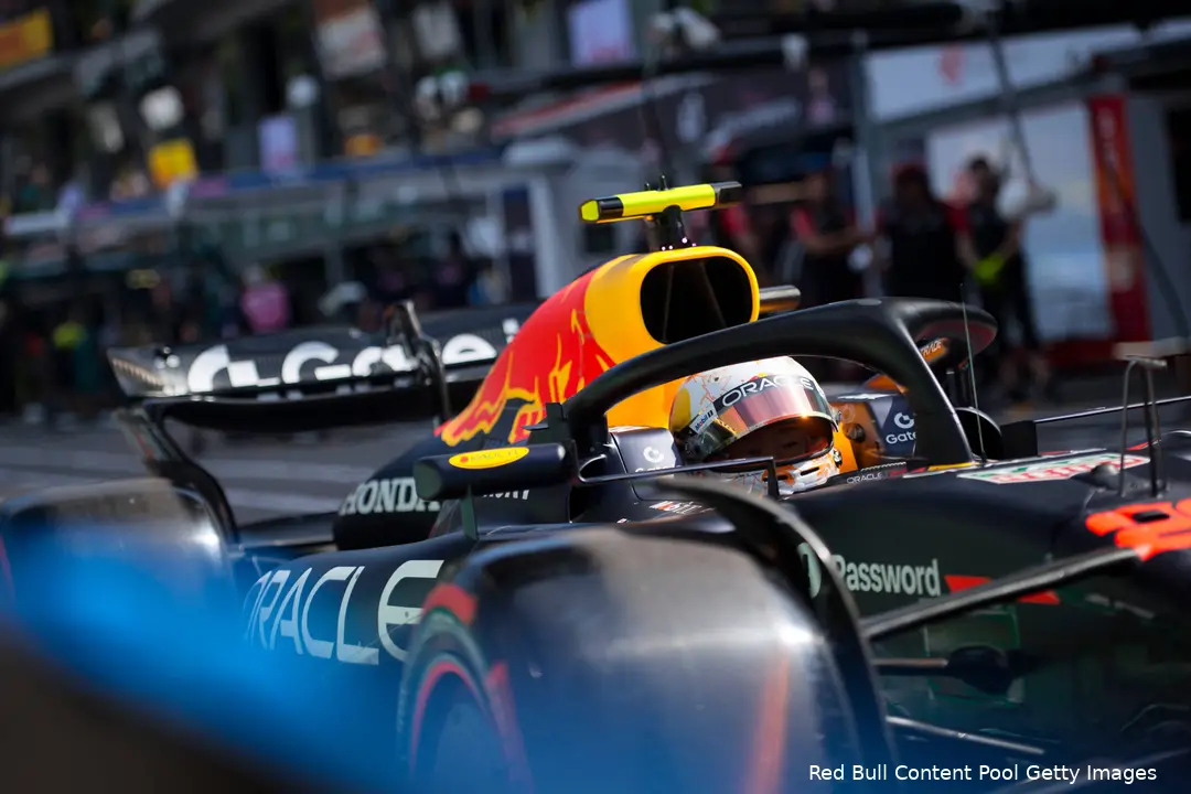 <i>Tsunoda komt niet in de buurt van Verstappen.</i>
