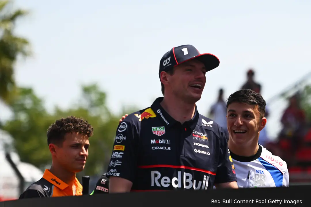 Halverwege de race viel er nog wel wat te lachen voor Verstappen.