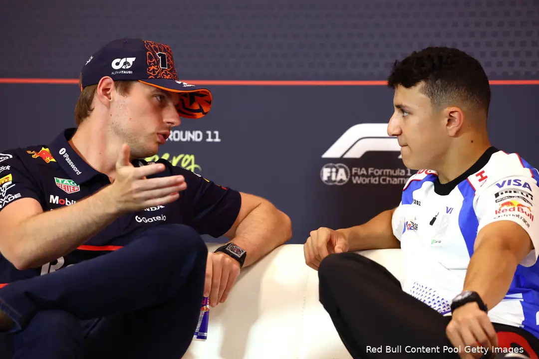 Verstappen zei meer tegen Hadjar in de persconferentie dan tegen de journalisten.
