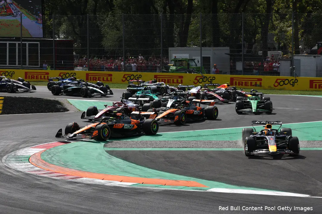 max-verstappen-red-bull-racing-ferrari-charles-leclerc-mclaren-oscar-piastri-lando-norris-gp-italie-2025-zondag-bocht-een-start