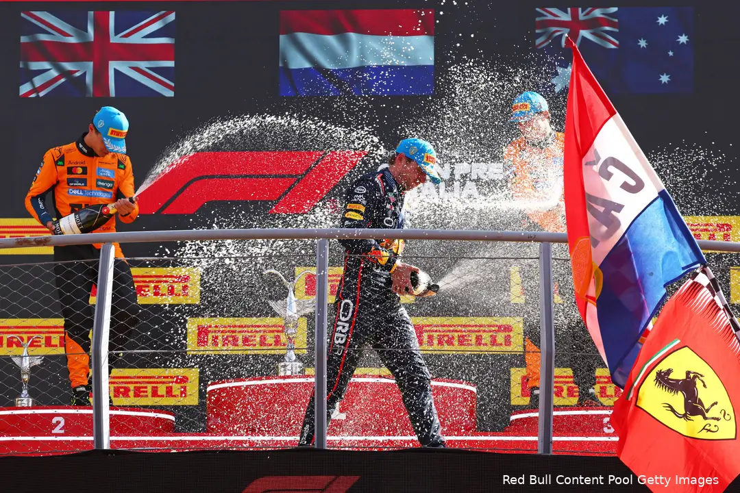max-verstappen-red-bull-racing-lando-norris-oscar-piastri-mclaren-gp-italie-2025-zondag-podium-monza-champagne
