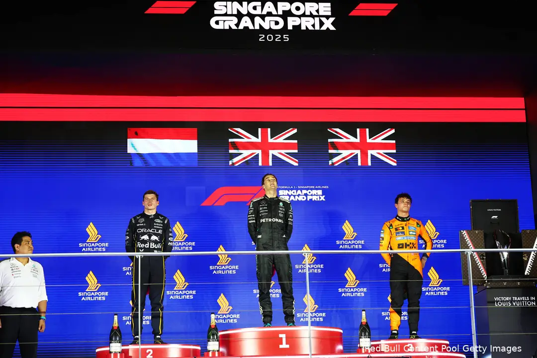max-verstappen-red-bull-racing-george-russell-mercedes-mclaren-lando-norris-gp-singapore-2025-zondag-podium-3