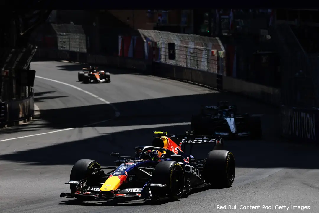 george-russell-mercedes-isack-hadjar-rb22-red-bull-racing-2026-monaco-zondag-grand-prix