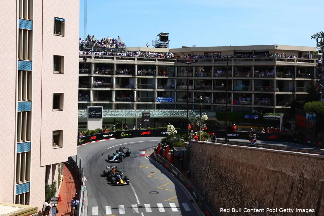 george-russell-mercedes-isack-hadjar-rb22-red-bull-racing-2026-monaco-zondag-grand-prix