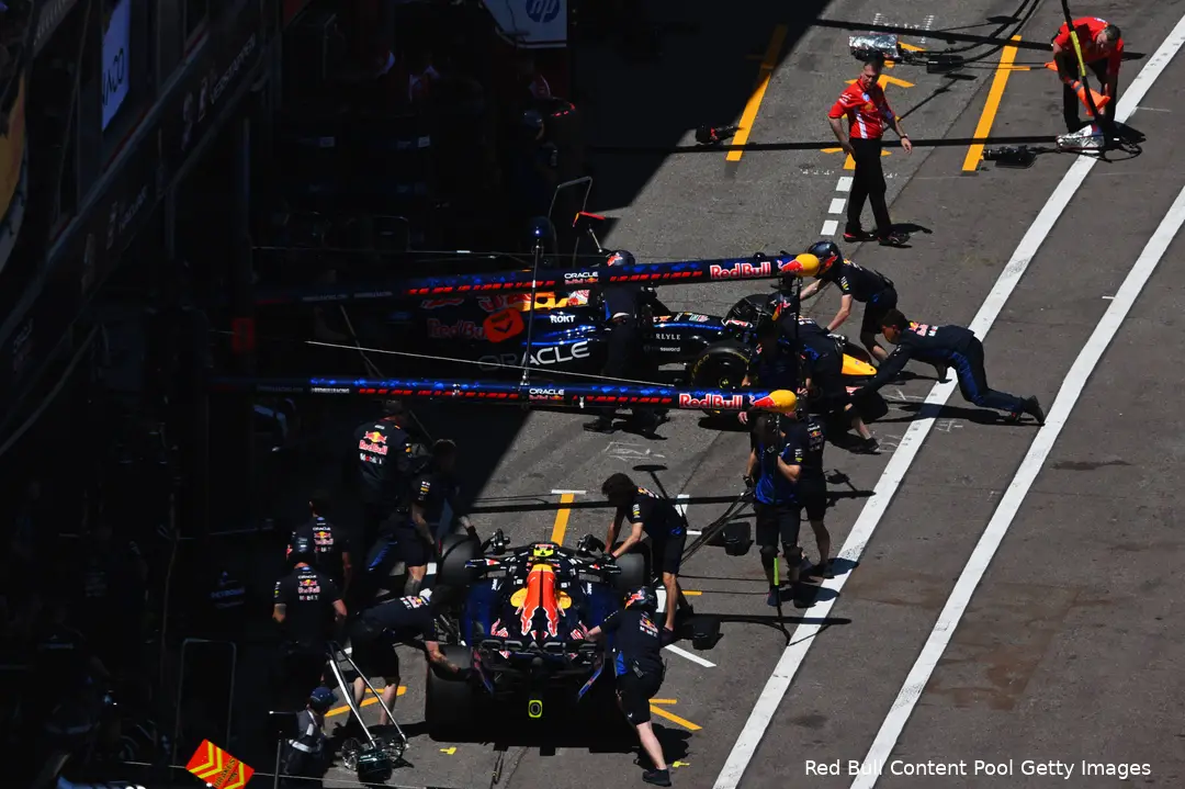 isack-hadjar-max-verstappen-rb22-red-bull-racing-2026-monaco-zaterdag-kwalificatie
