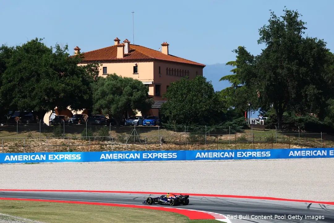 isack-hadjar-rb22-red-bull-racing-vrijdag-Barcelona-Spanje