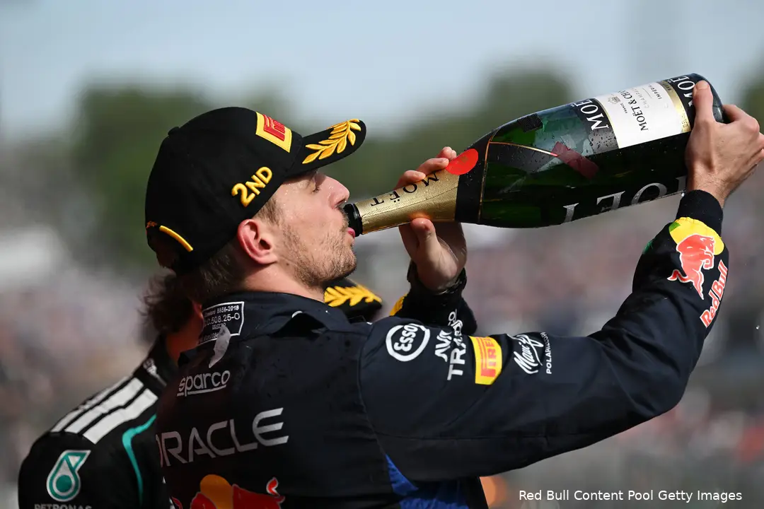 max-verstappen-red-bull-racing-gp-hongarije-2026-zondag-champagne-podium