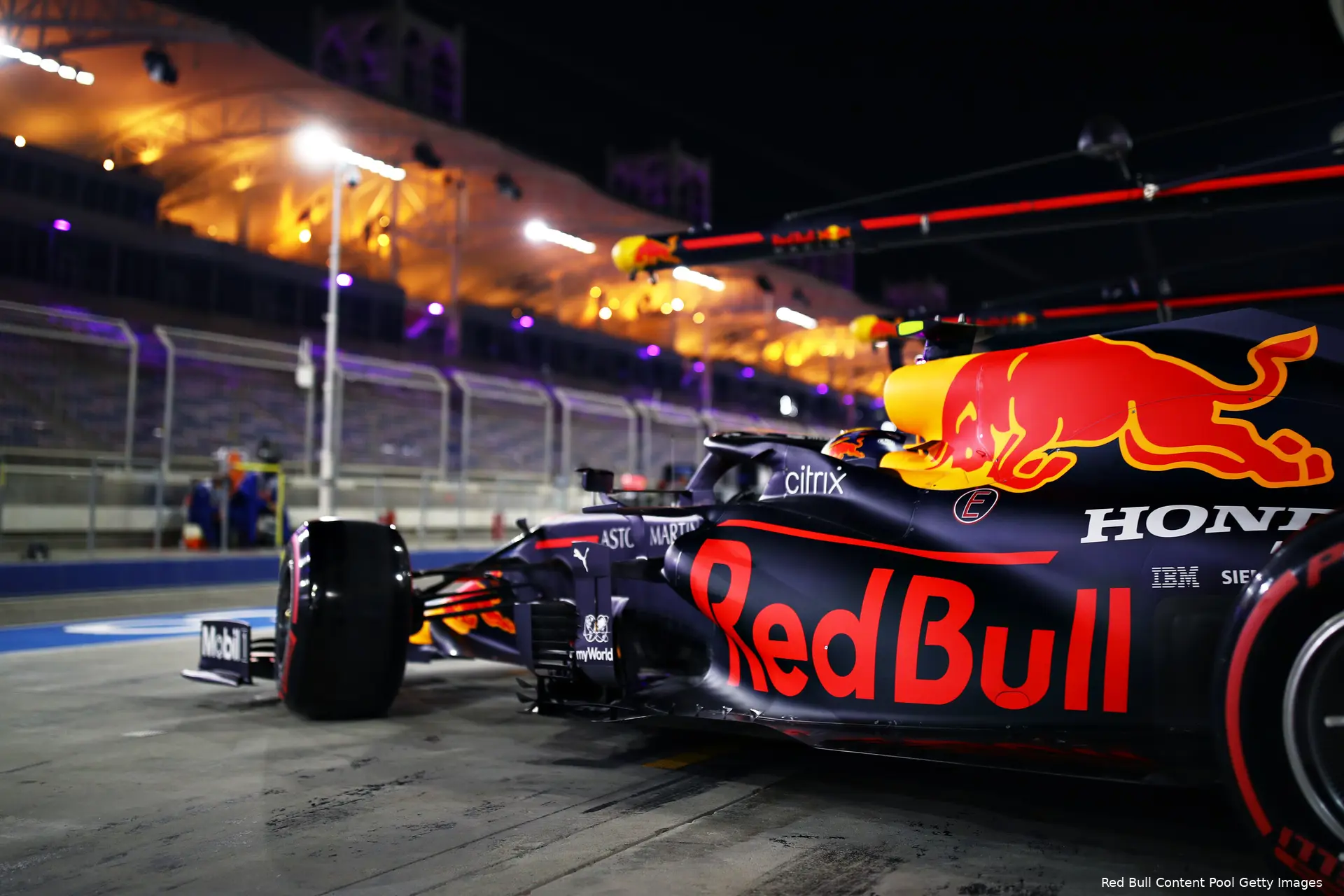 Albon rijdt weg Bahrein 2020