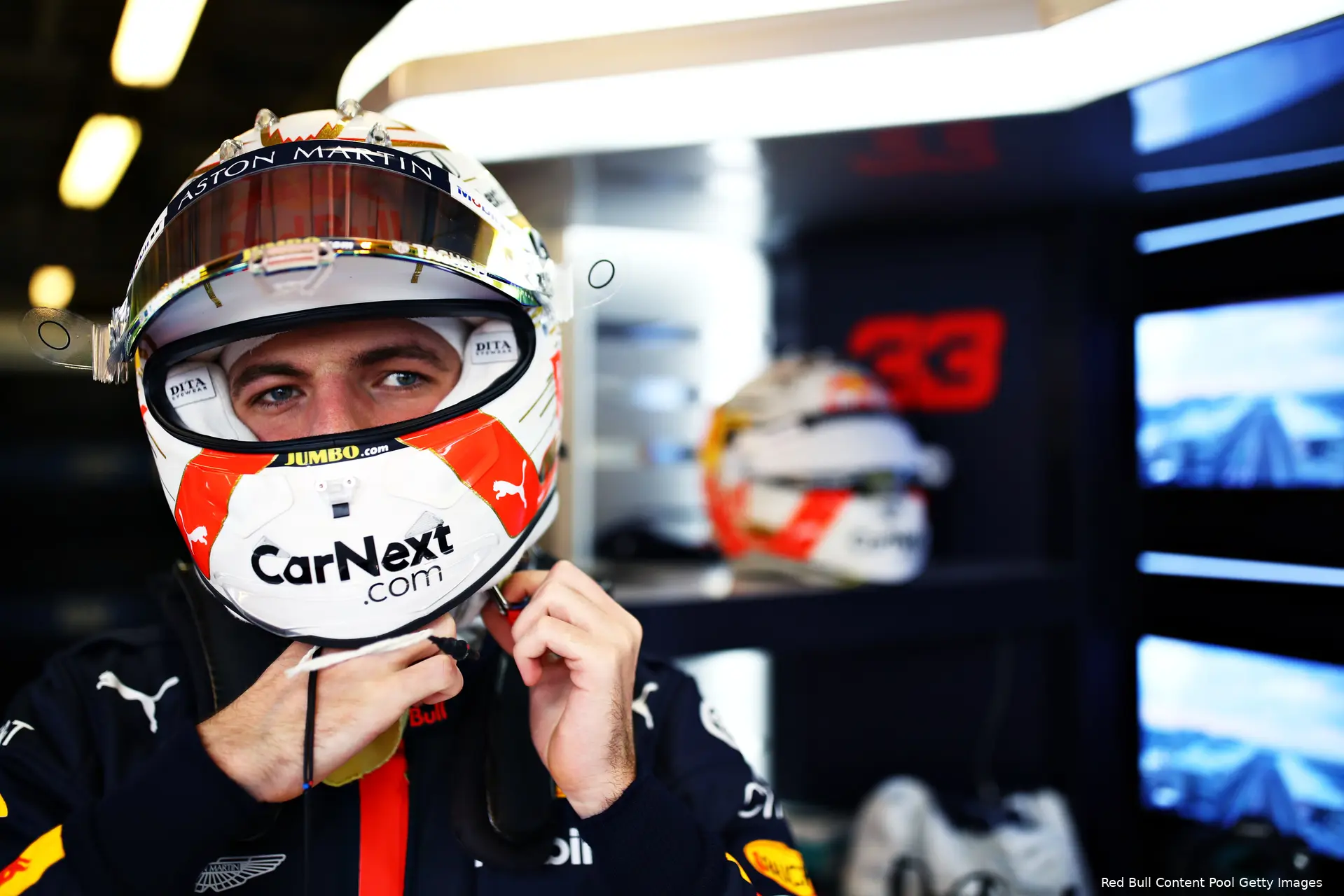 Verstappen helm vastmaken Abu Dhabi 2020