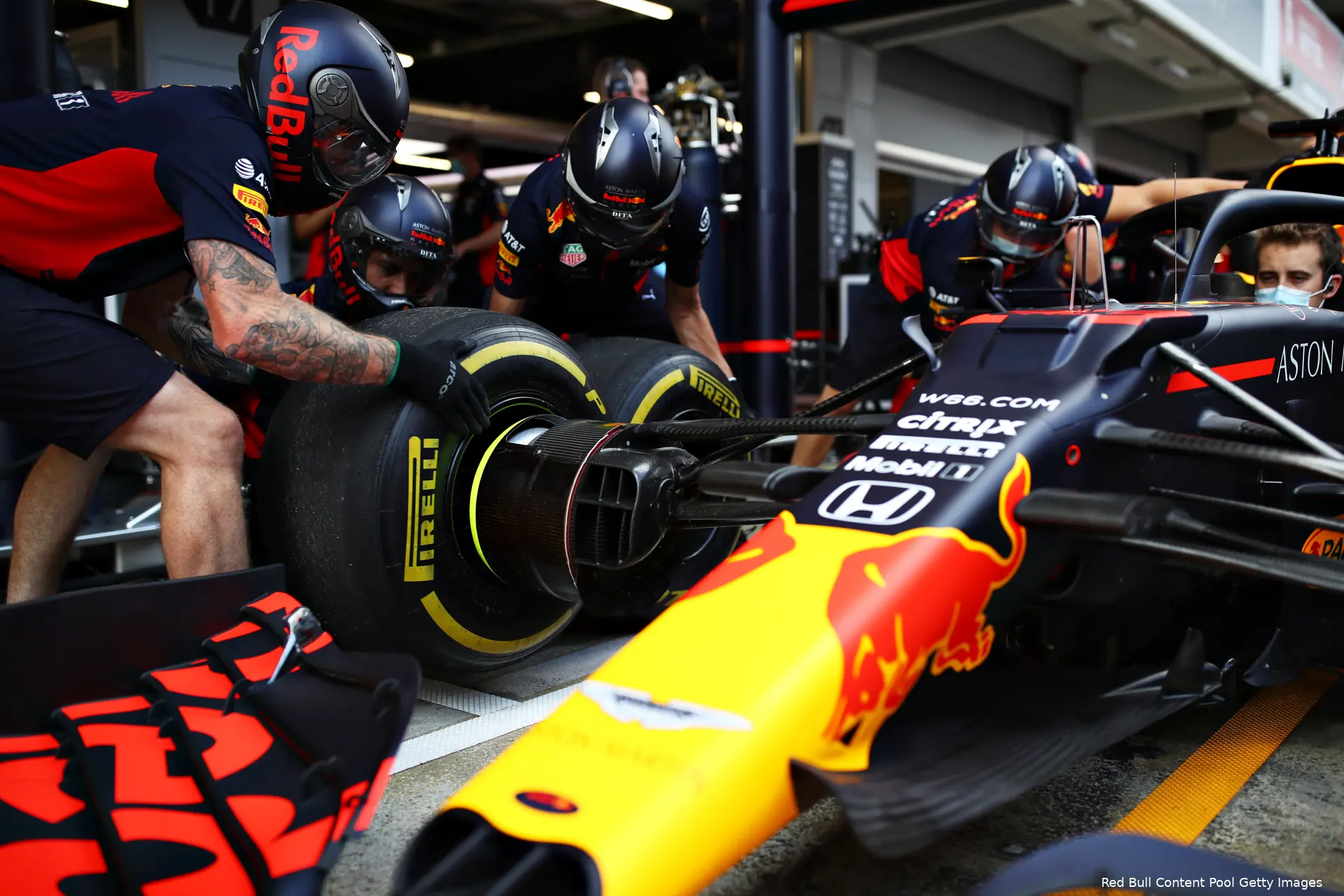 Red Bull Racing Pirelli geel