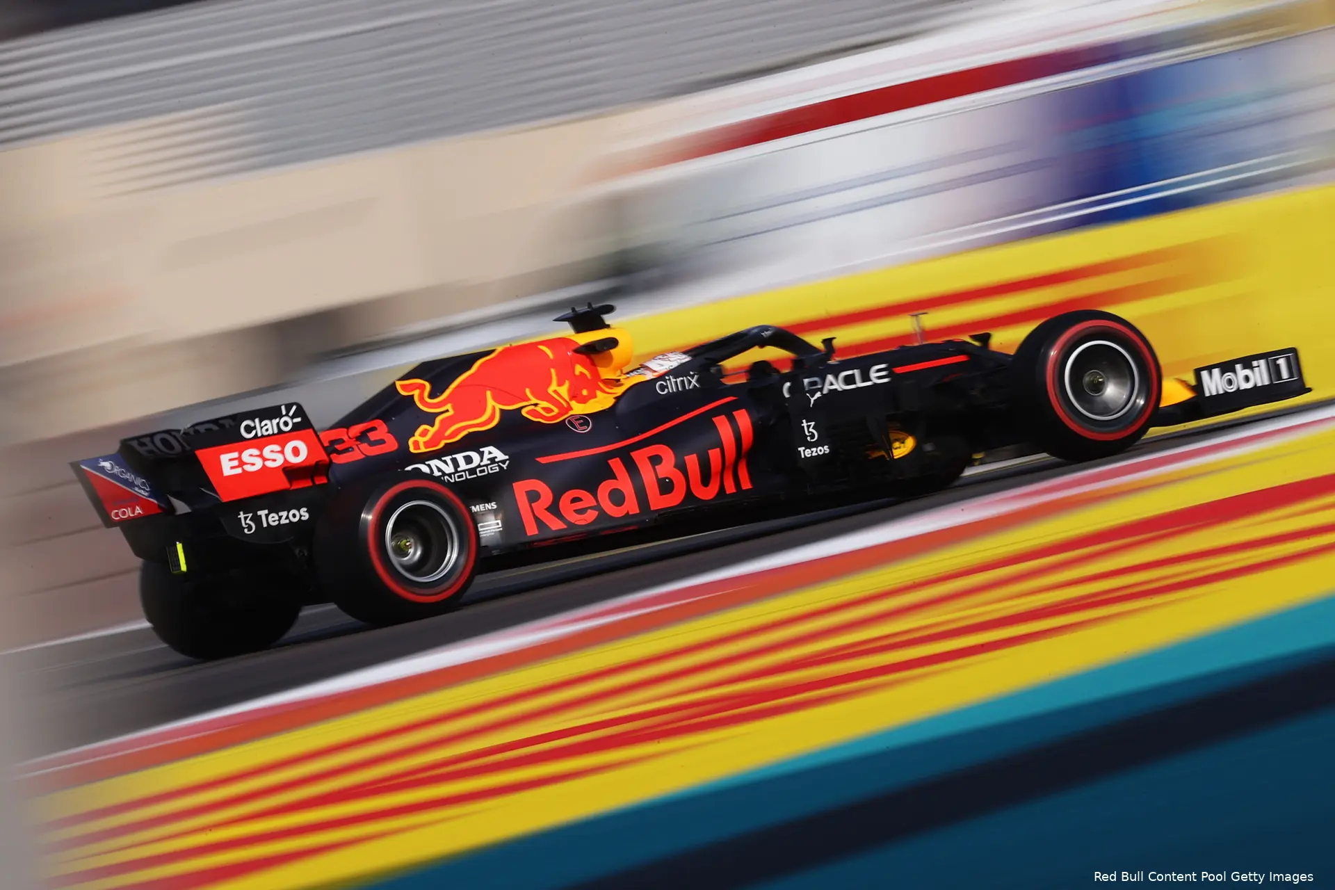 Verstappen zijkant zaterdag Abu Dhabi 2021
