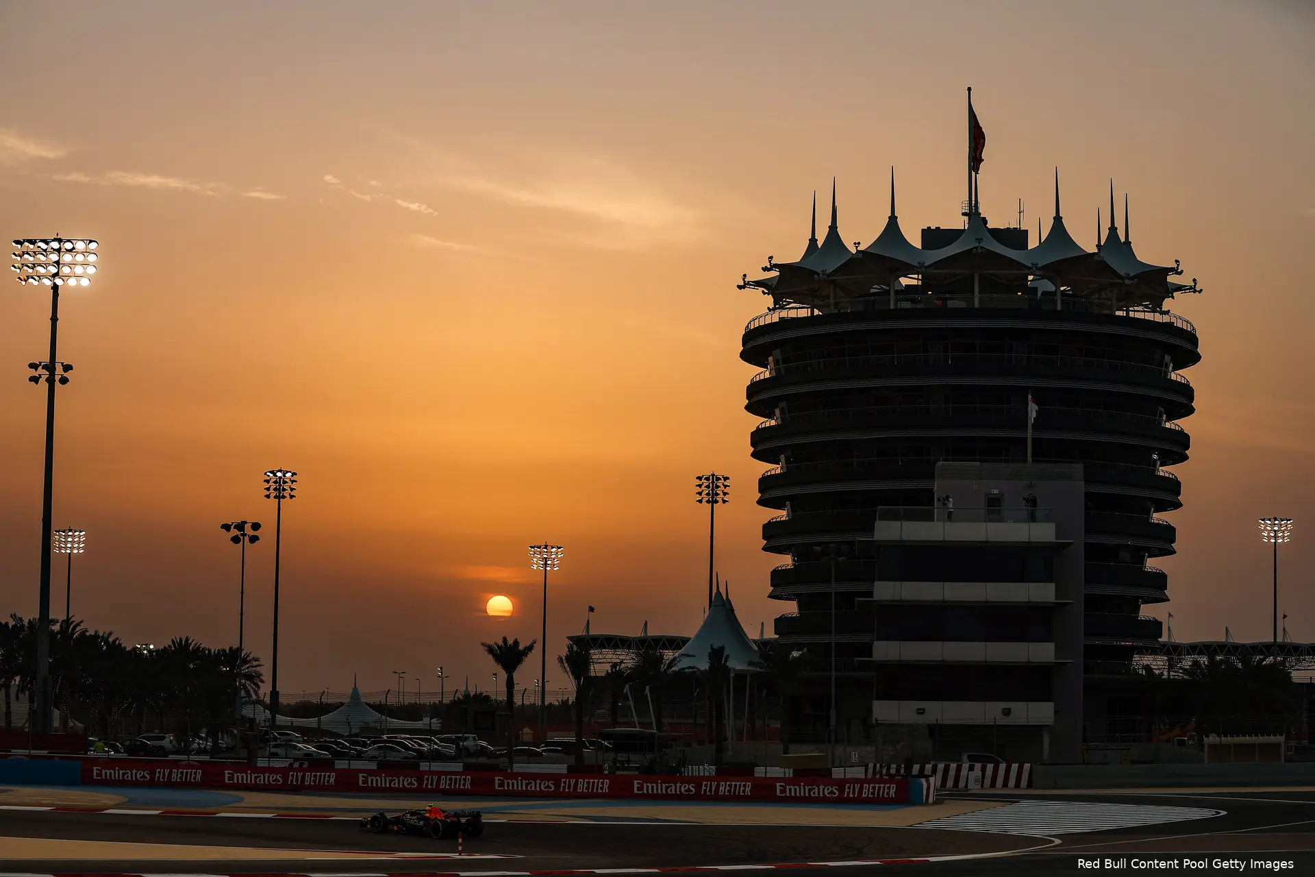 rb18 red bull racing bahrein zonsondergang