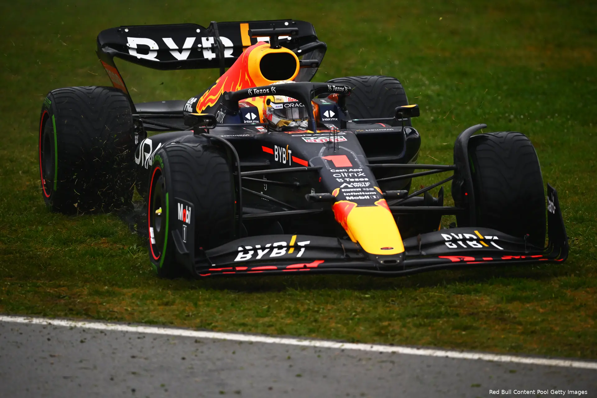 Max Verstappen gras rb18 red bull