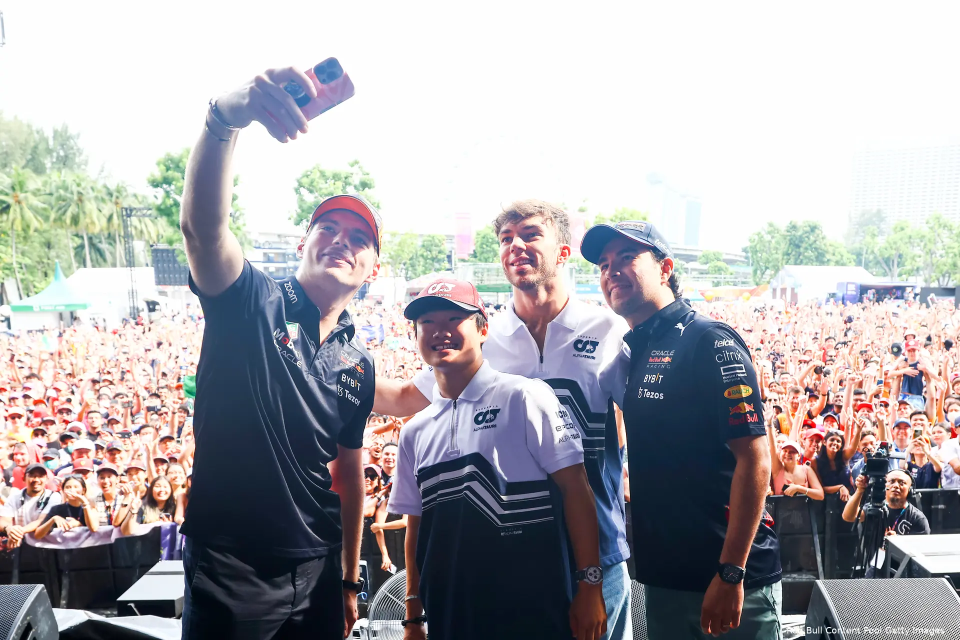 max verstappen yuki tsunoda pierre gasly sergio perez red bull racing alphatauri f1 gp singapore 2022
