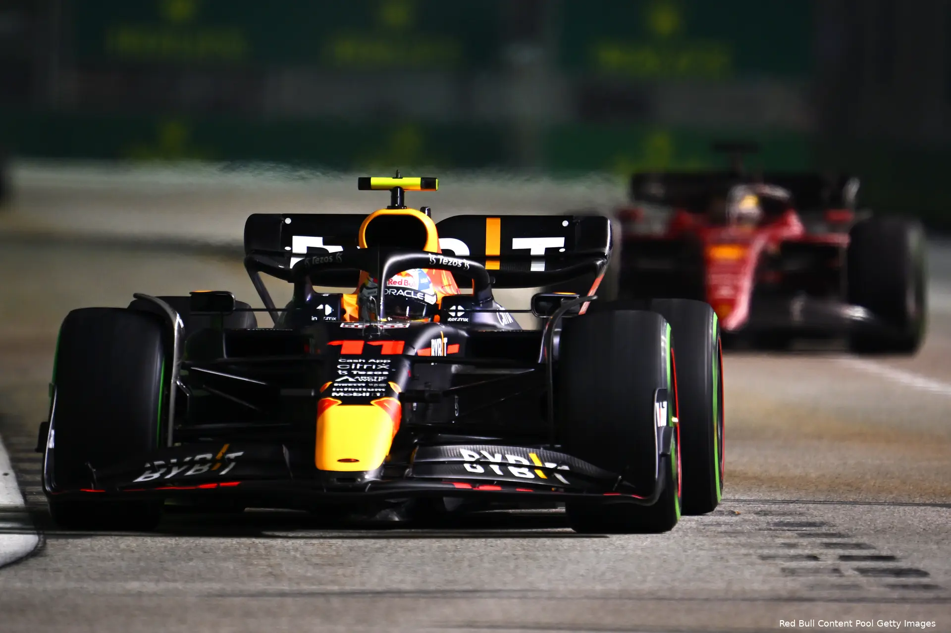 Sergio Pérez Charles Leclerc RB18 F1 75 Red Bull Racing Ferrari GP Singapore 2022