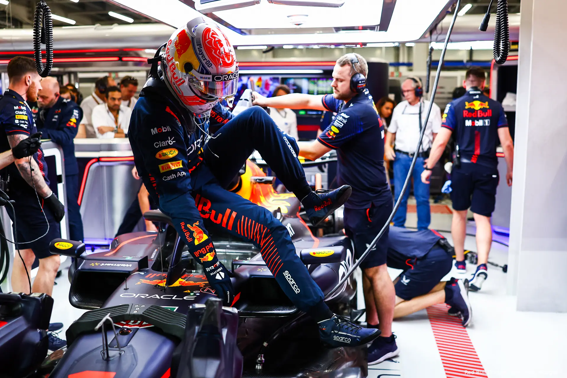 verstappen stapt uit red bull kwalificatie jeddah 2023
