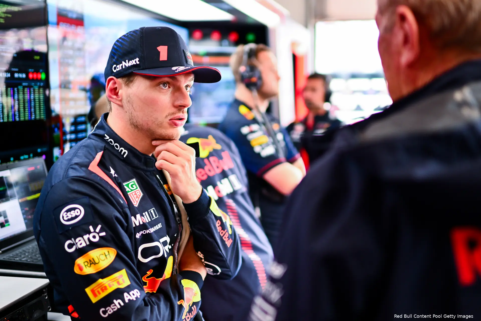 verstappen kijkend red bull vt1 canada 2023