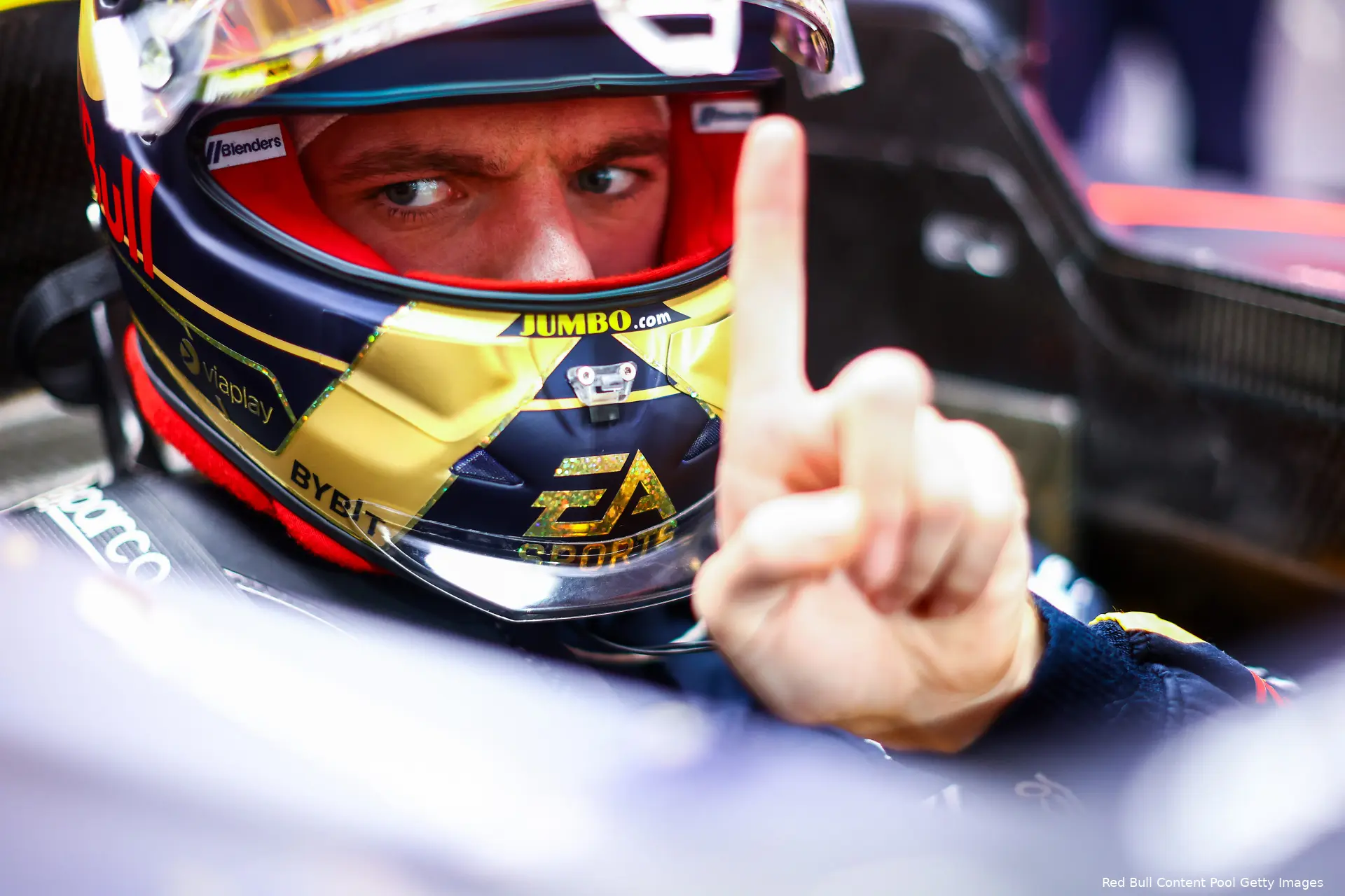 max verstappen red bull racing abu dhabi vt2 rb19 vinger