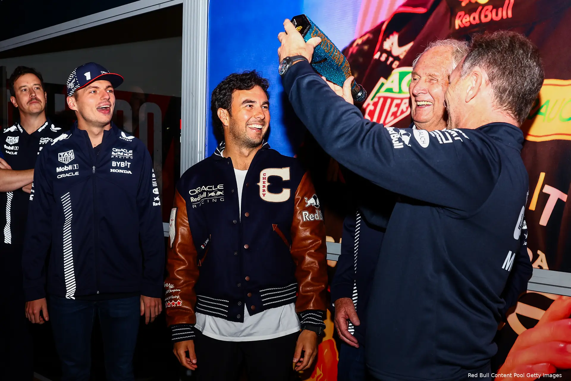taart christian horner helmut marko sergio perez max verstappen