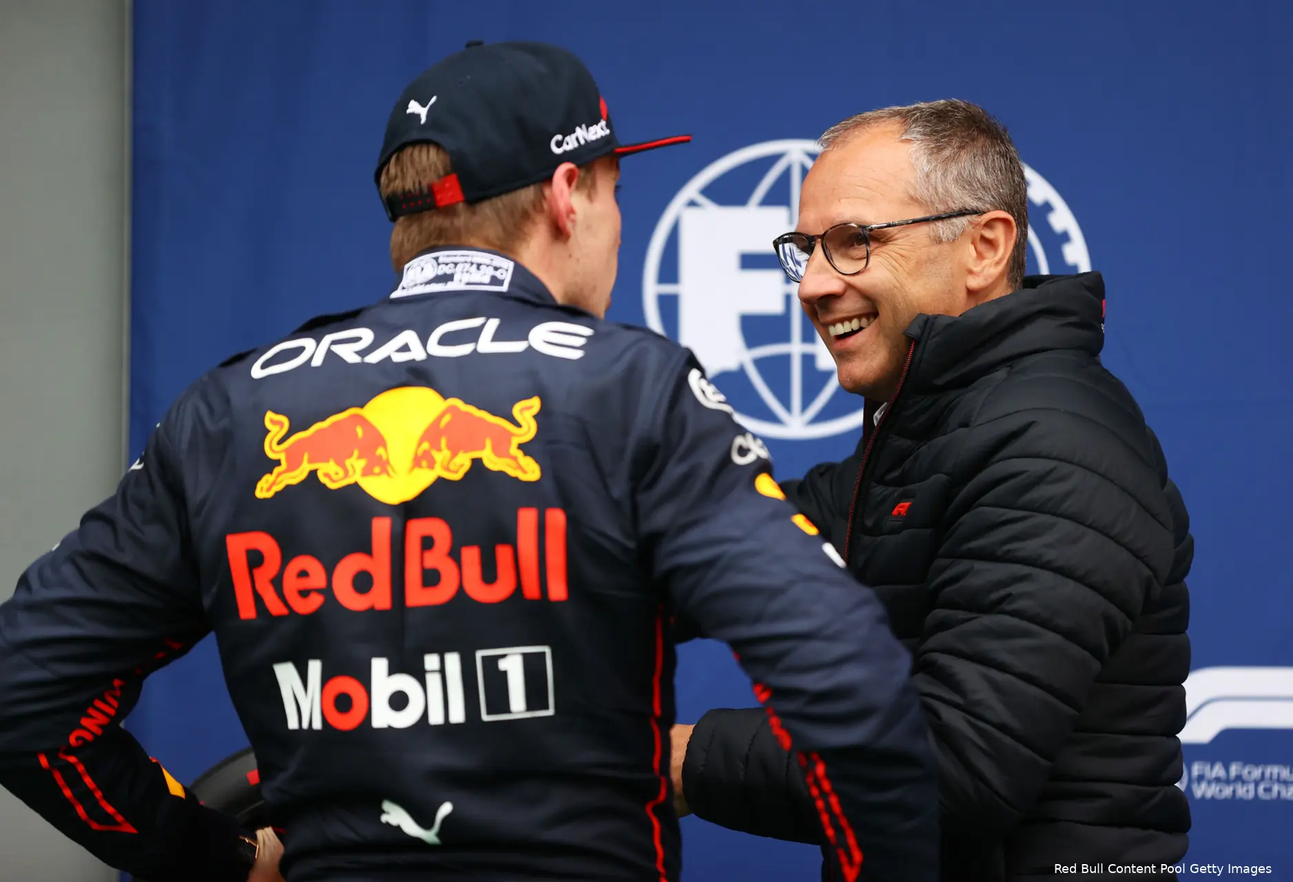 Max Verstappen en Stefano Dommenicali, CEO van de Formula One Group, Imola, Italië, 2022, na de kwalificatie voor de Grand Prix va Emilia Romagna.