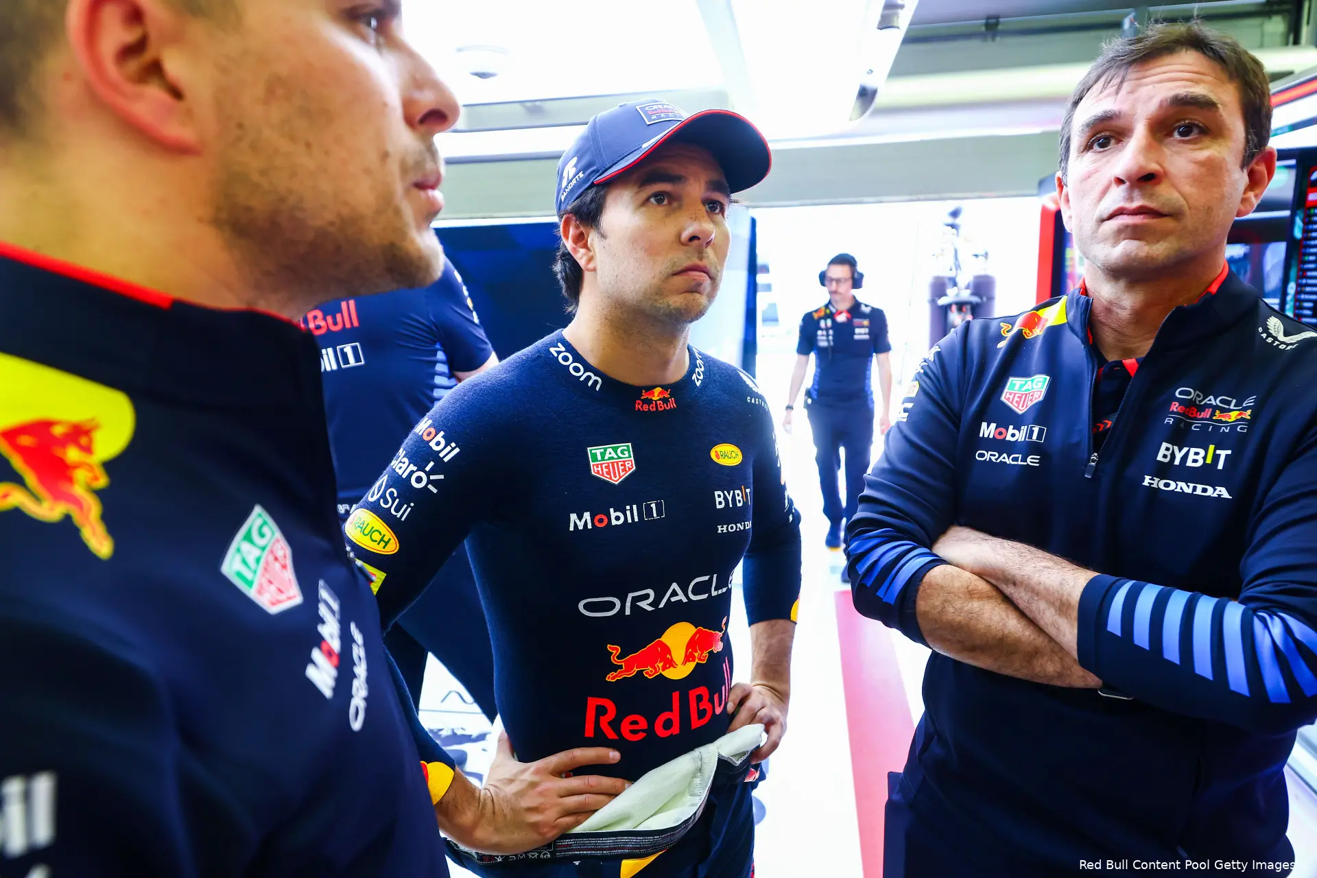 sergio perez rb20 bahrein wintertestdagen lambiase wache