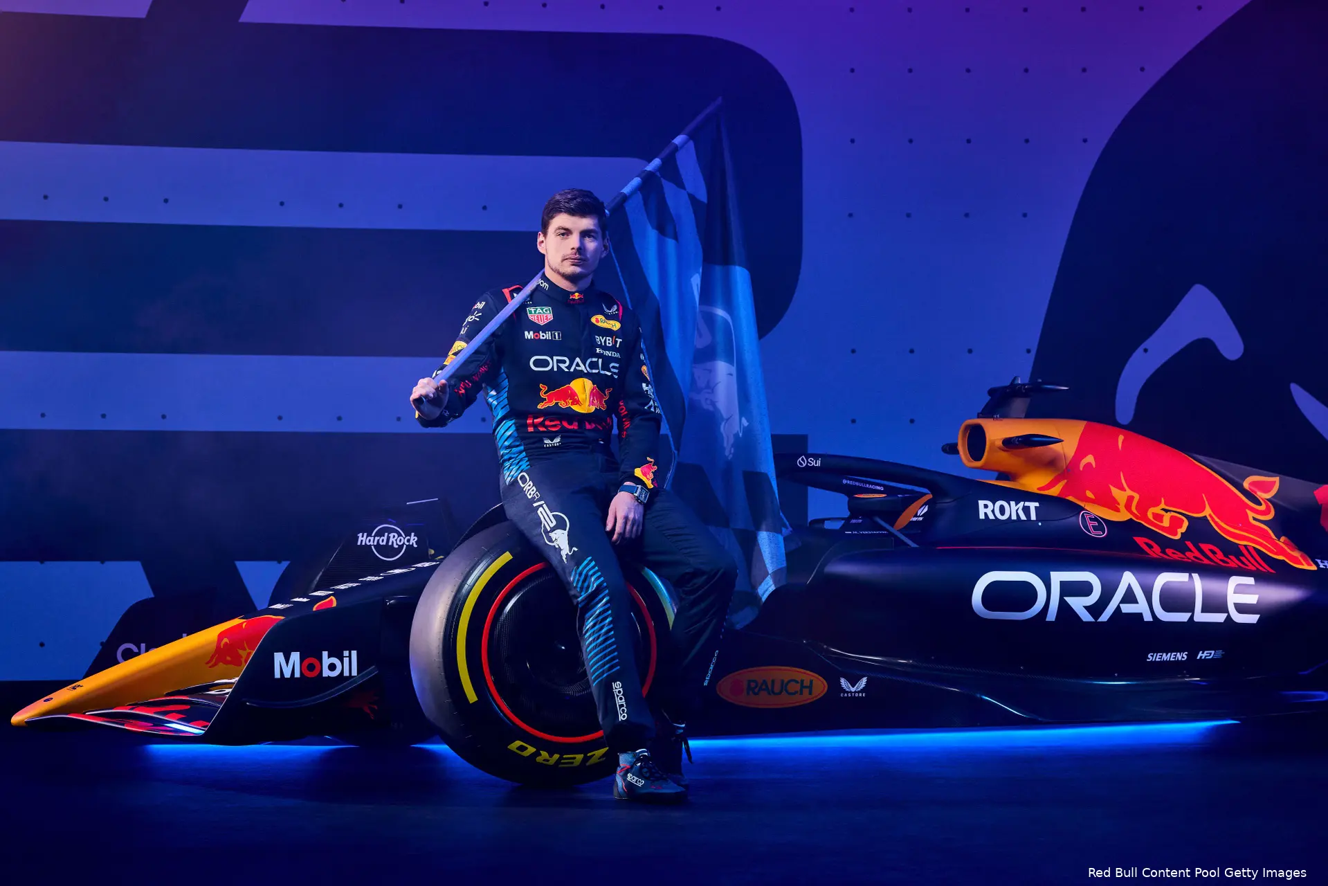 Max Verstappen bij de RB20, zijn auto voor 2024. Genoeg voor de huidig wereldkampioen om zijn wereldtitel te prolongeren?