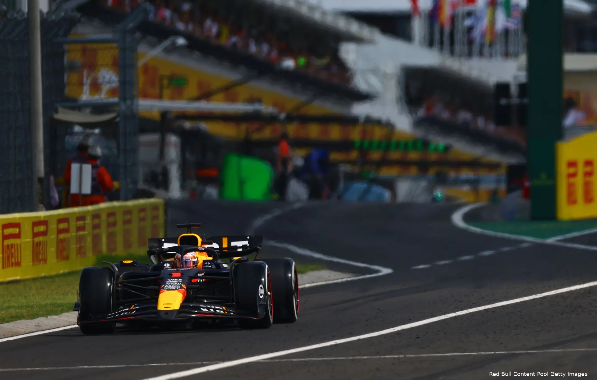 max verstappen racedag hongarije 2024 redbullracing