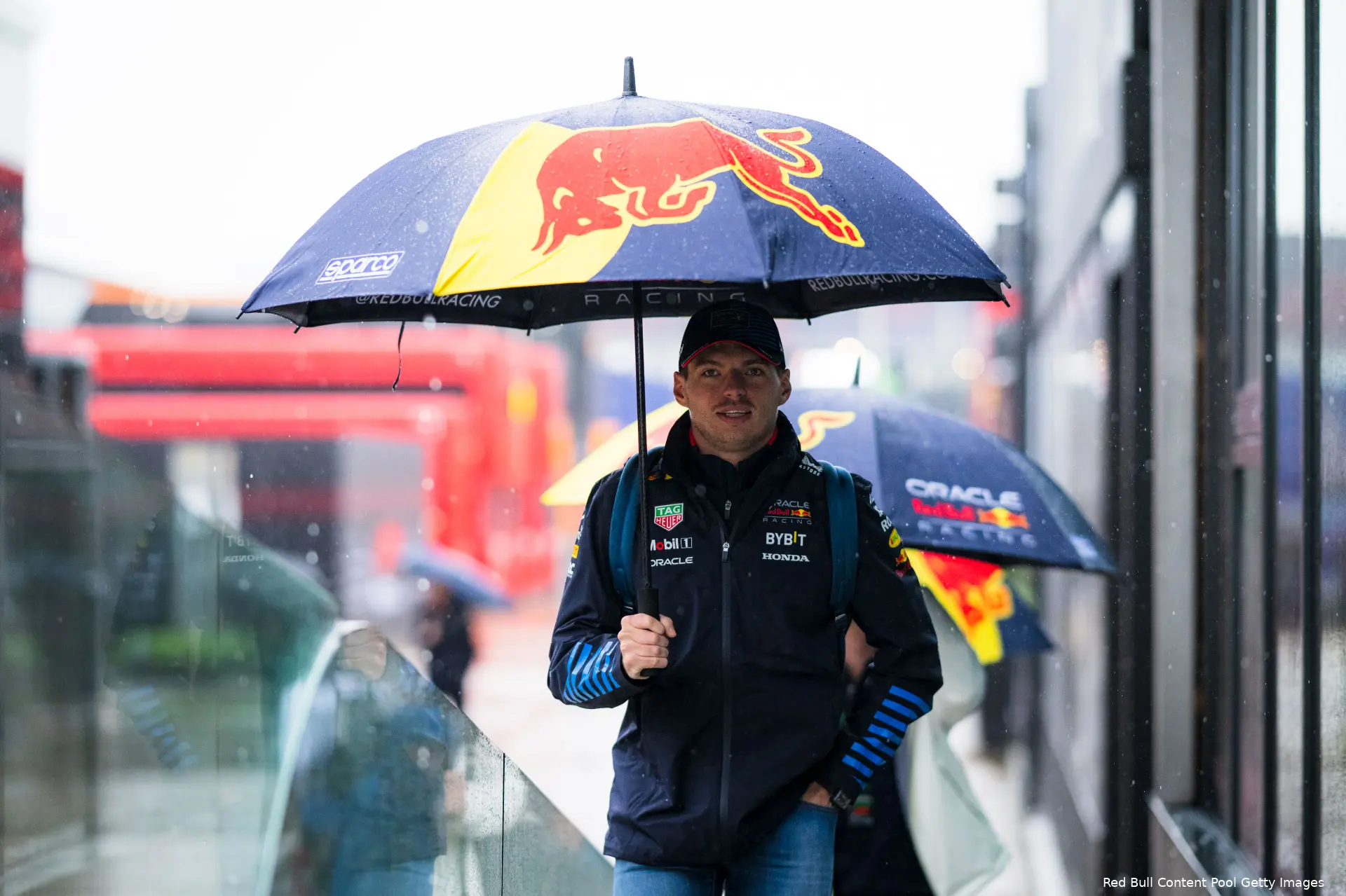 max verstappen regen silverstone vt3 paraplu