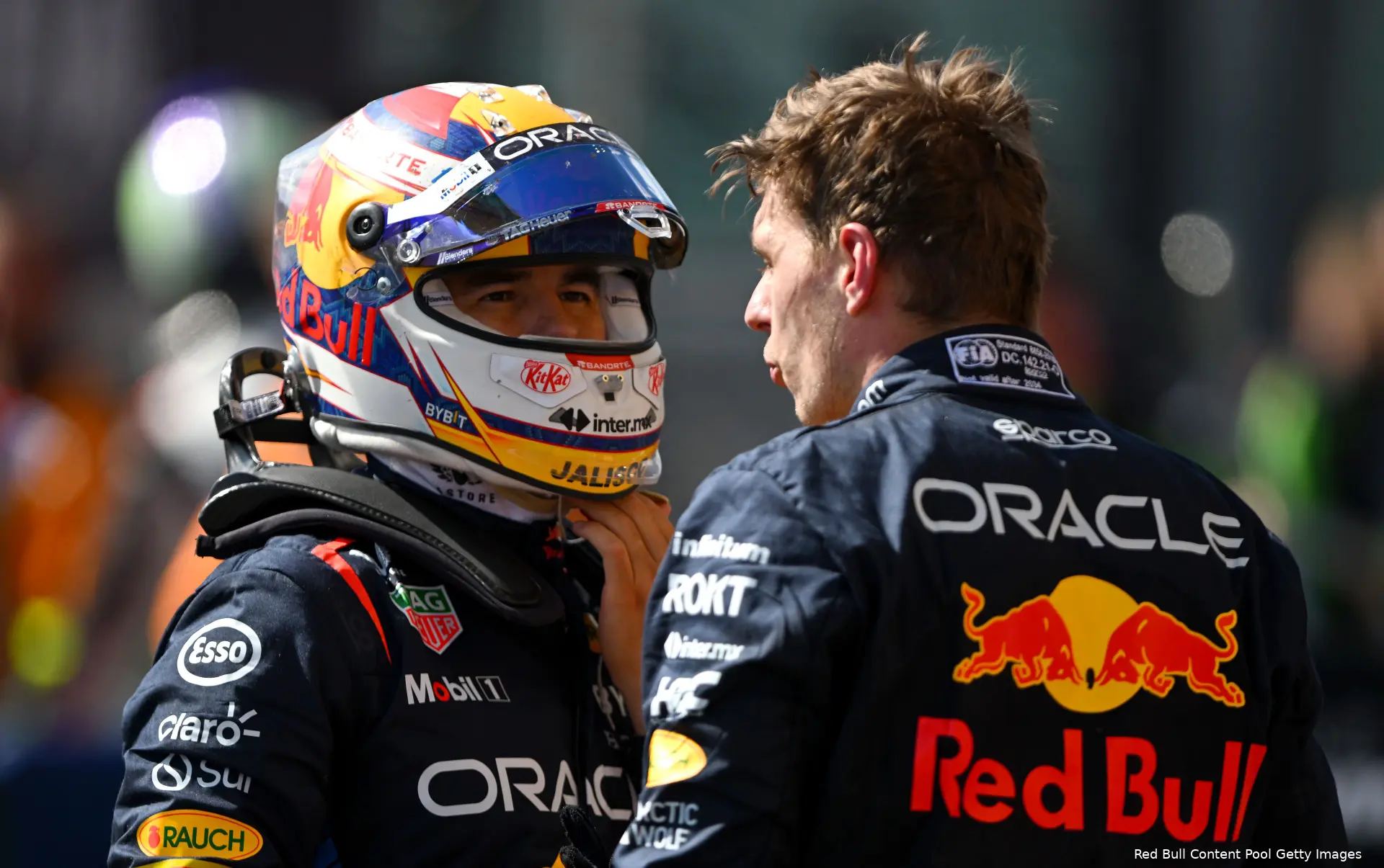 sergio perez max verstappen redbullracing zondag praten 2024