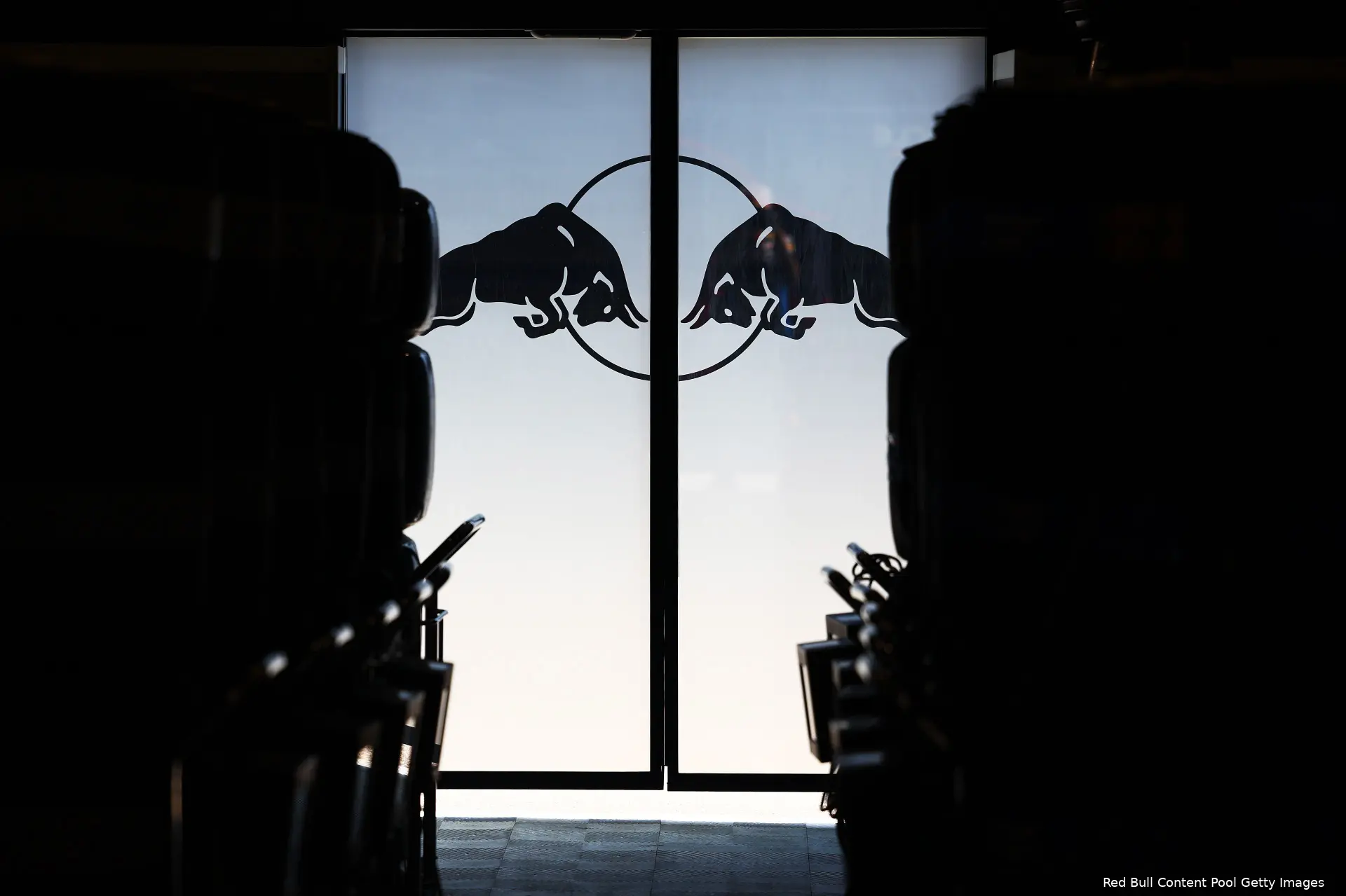 red bull racing logo schermen