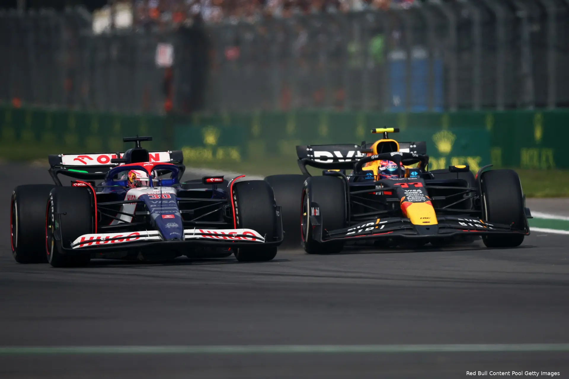 sergio perez rb20 redbullracing gp mexico 2024 liam lawson gevecht