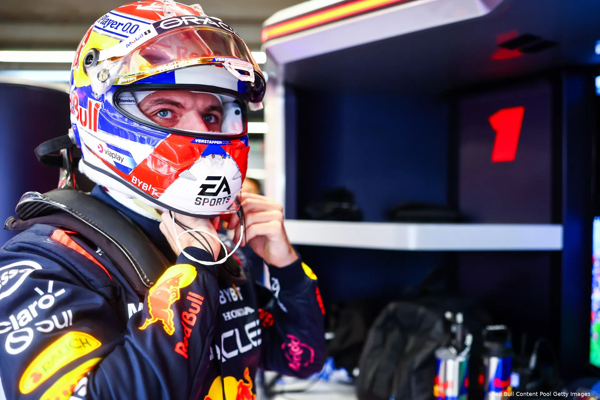 max verstappen garage helm 2024 redbullracing vt1