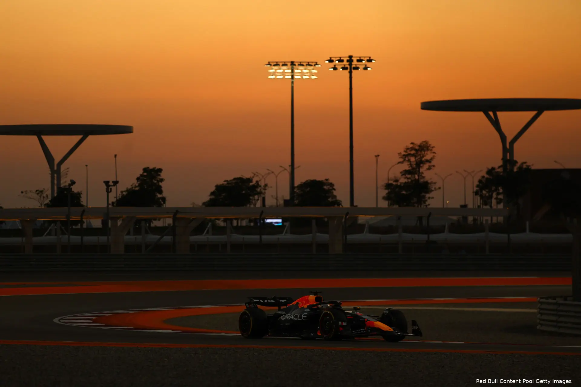 De avond valt voor Verstappen op het Lusail International Circuit, Doha, Qatar 2024.