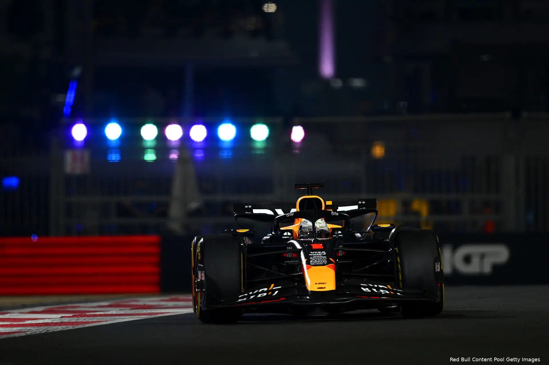 max verstappen helm red bull racing abu dhabi zaterdag rb20 1