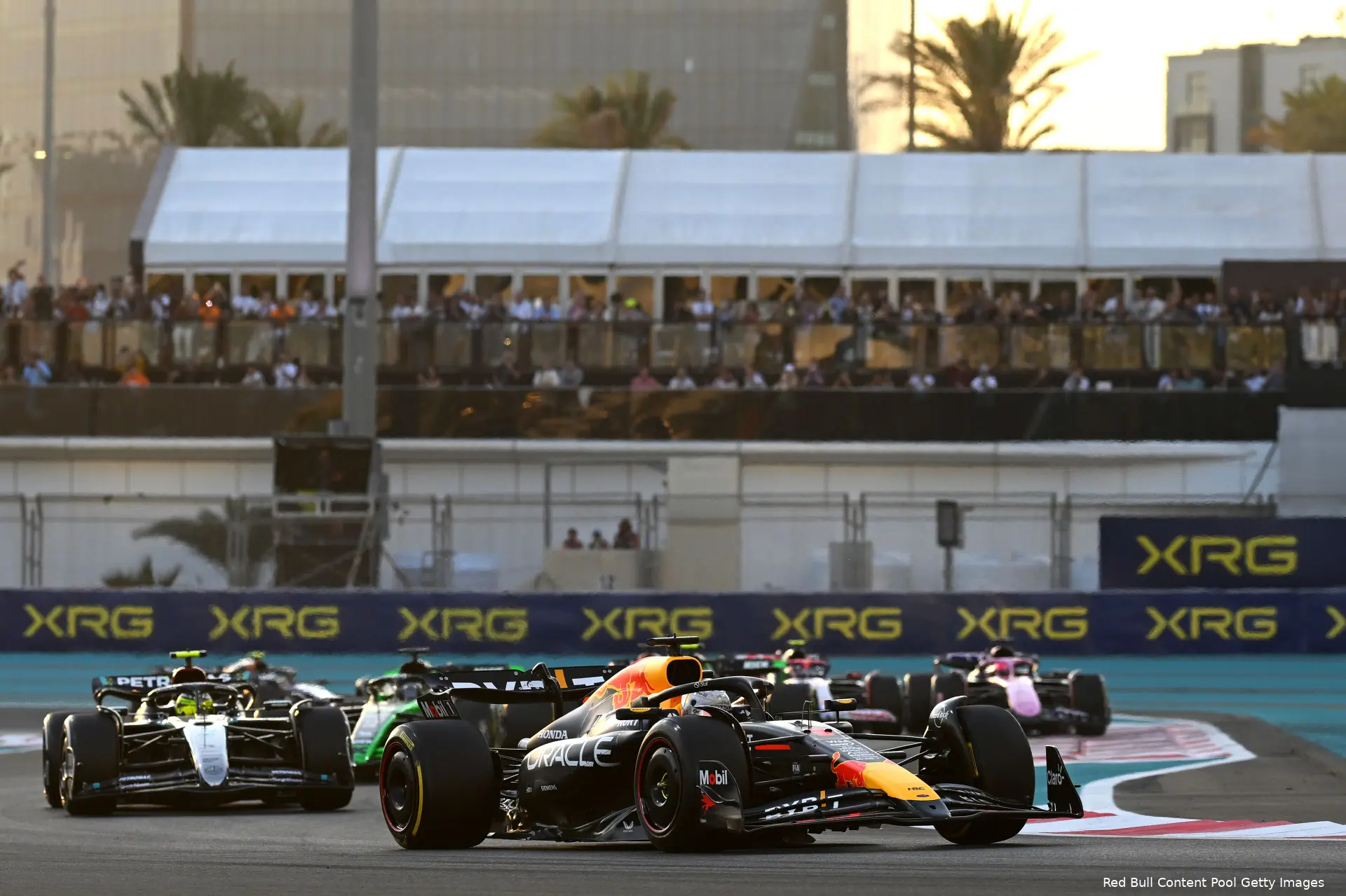 max verstappen rb20 red bull racing donker abu dhabi 2024 1 lewis hamilton 9124