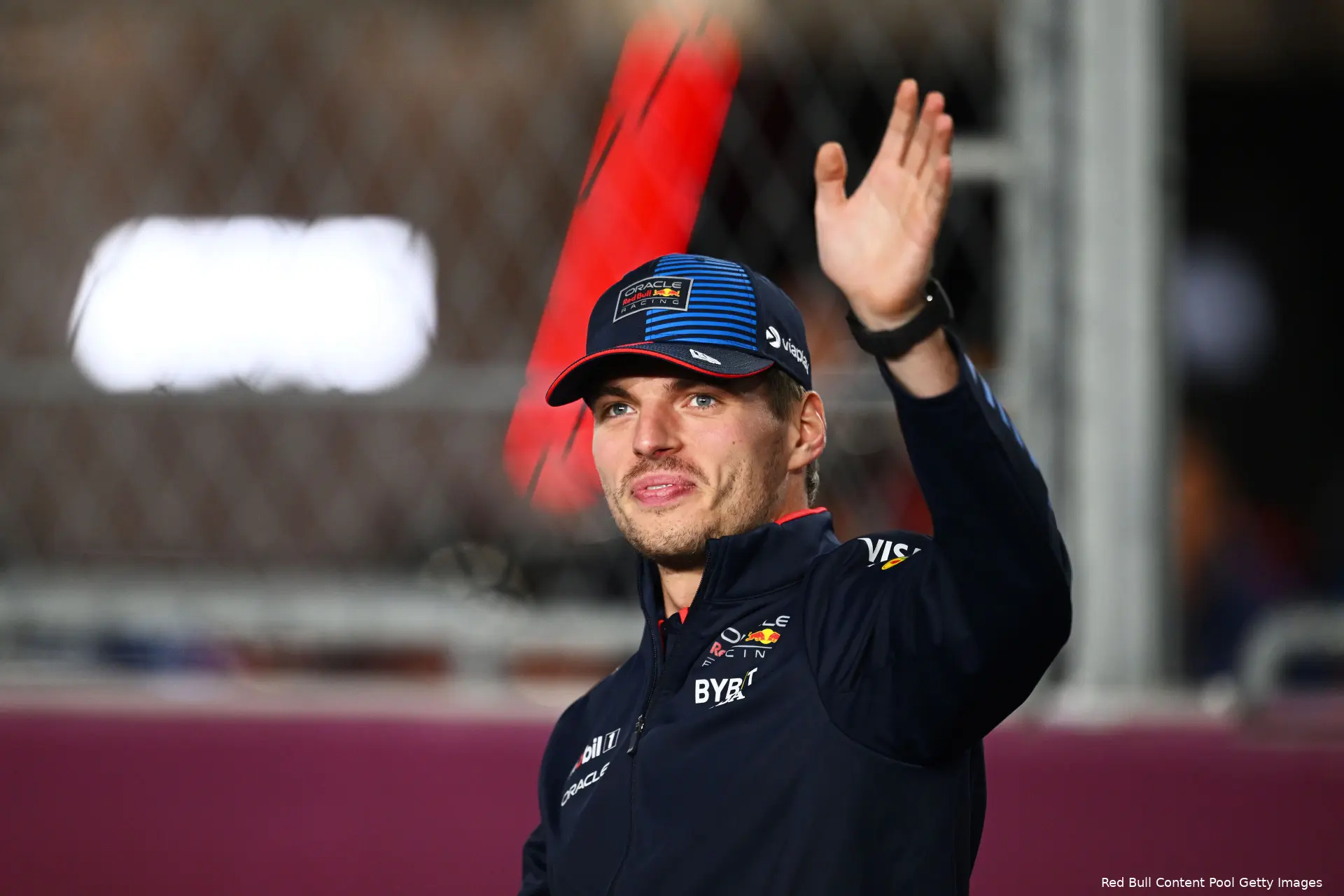 max verstappen red bull racing qatar 1211 1 pet zwaai