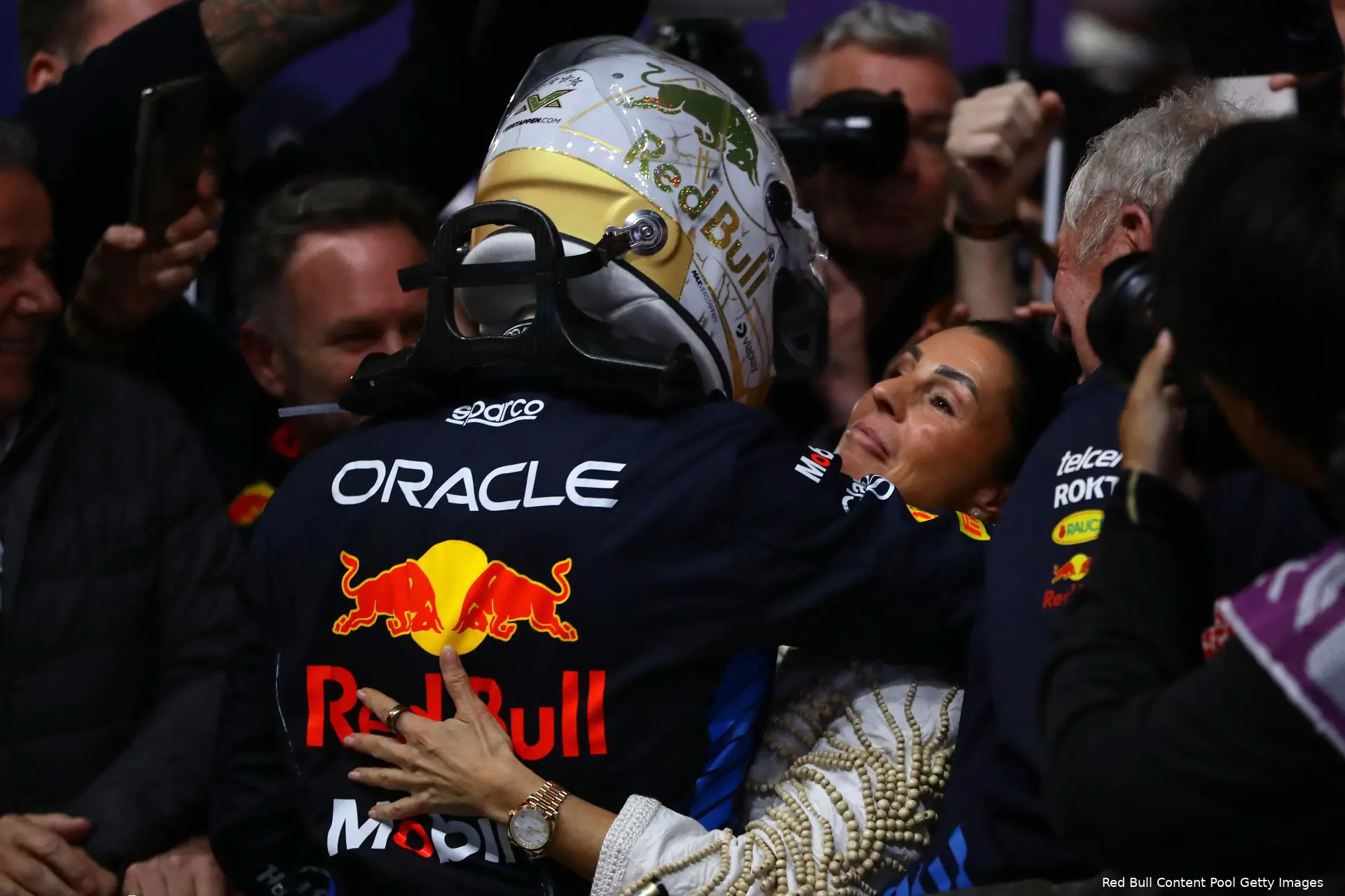 max verstappen red bull racing qatar win zege podium 1 vuurwerk mooi mama sophie kumpen