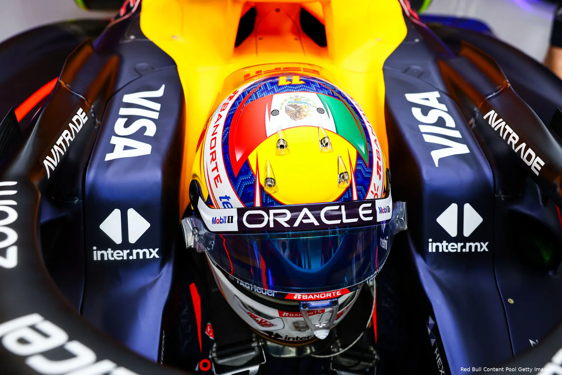 sergio perez helm abu dhabi vrijdag 2024 1