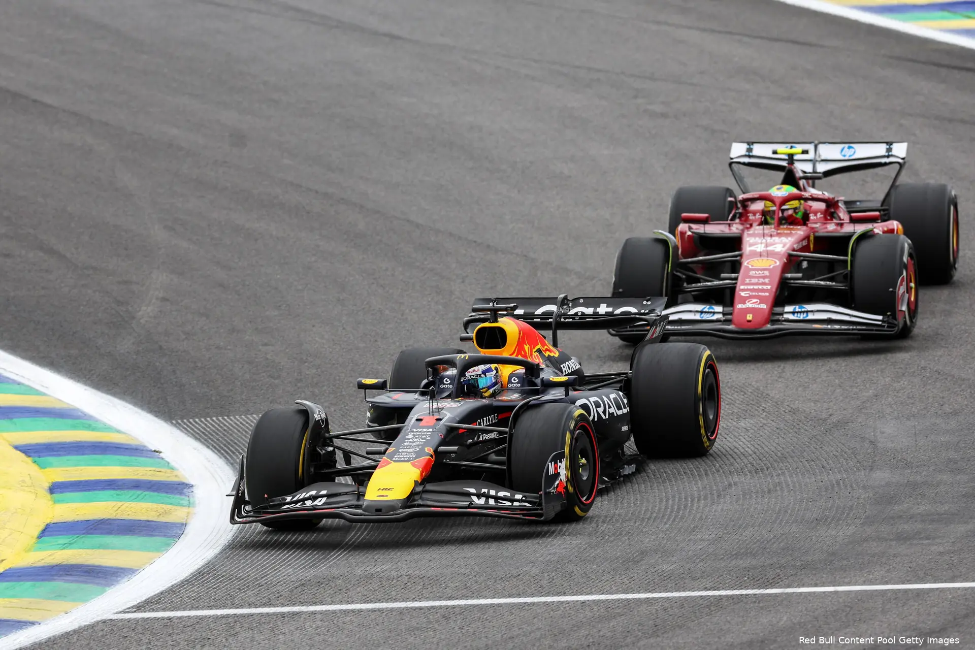 max-verstappen-red-bull-racing-gp-sao-paulo-brazilie-2025-zondag-lewis-hamilton-ferrari