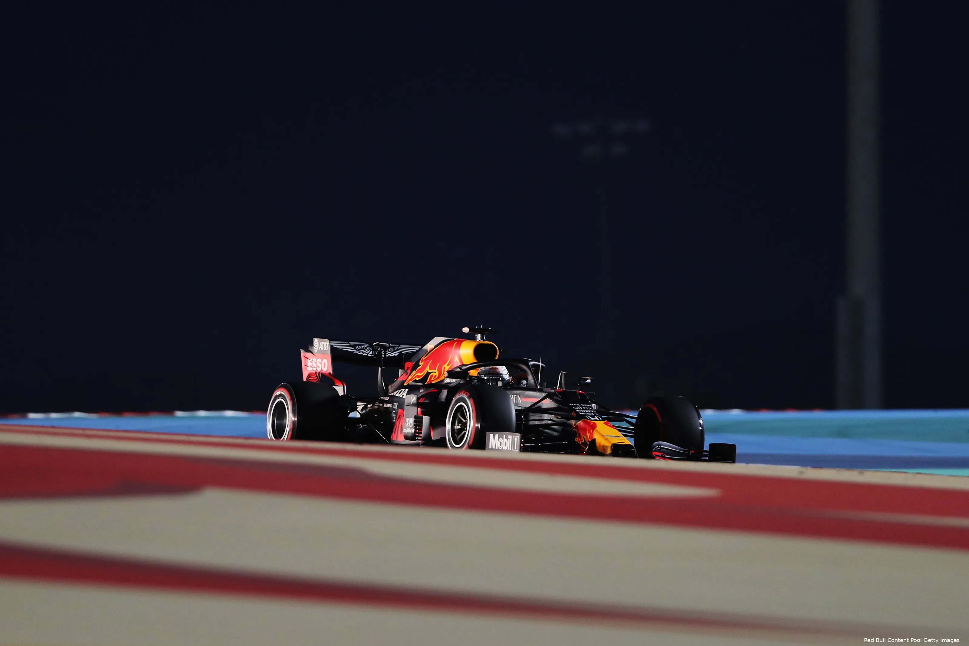 Verstappen rijdend Bahrein 2020