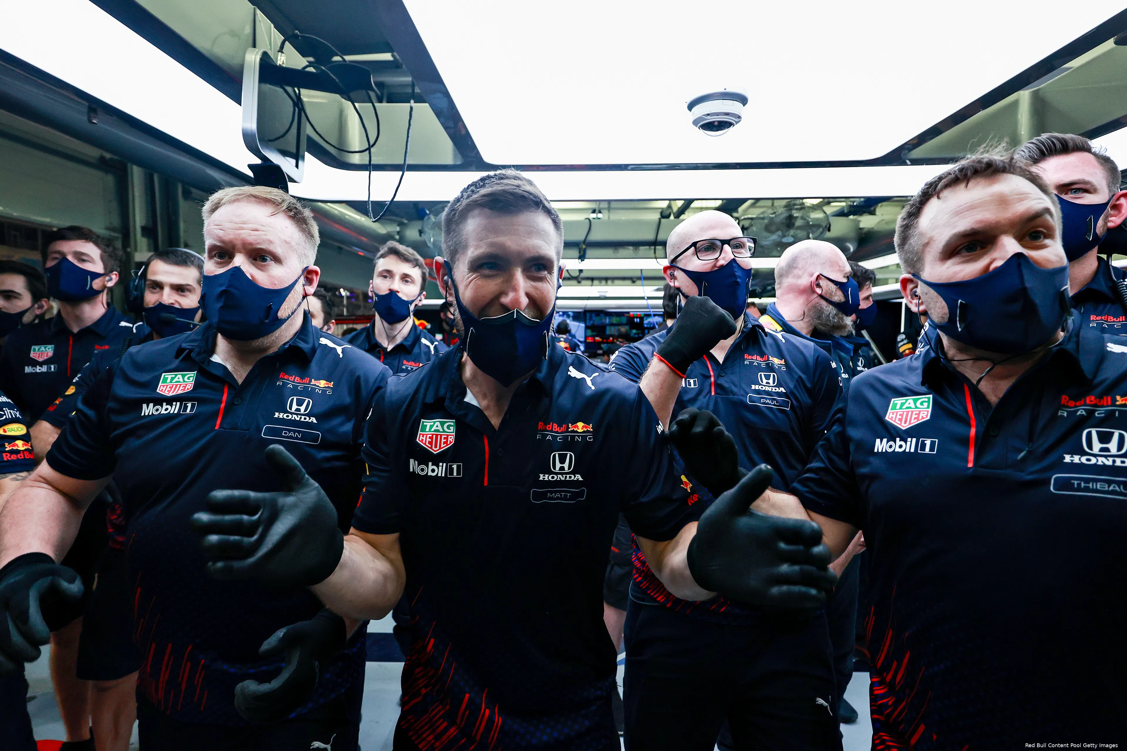 red bull garage engineer pitbox bahrein