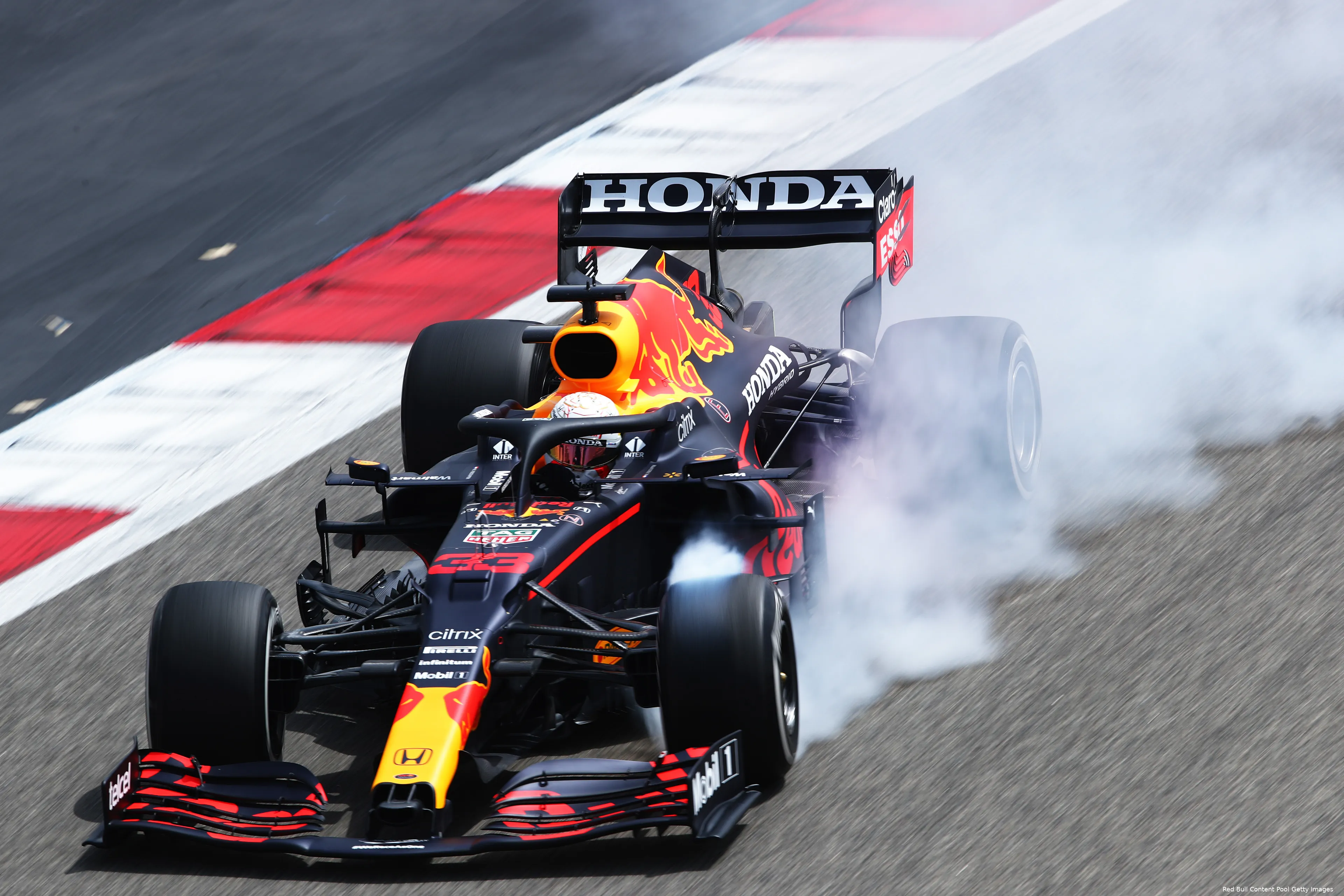 Verstappen RB16B rook remfout banden rb16b bahrein wintertest