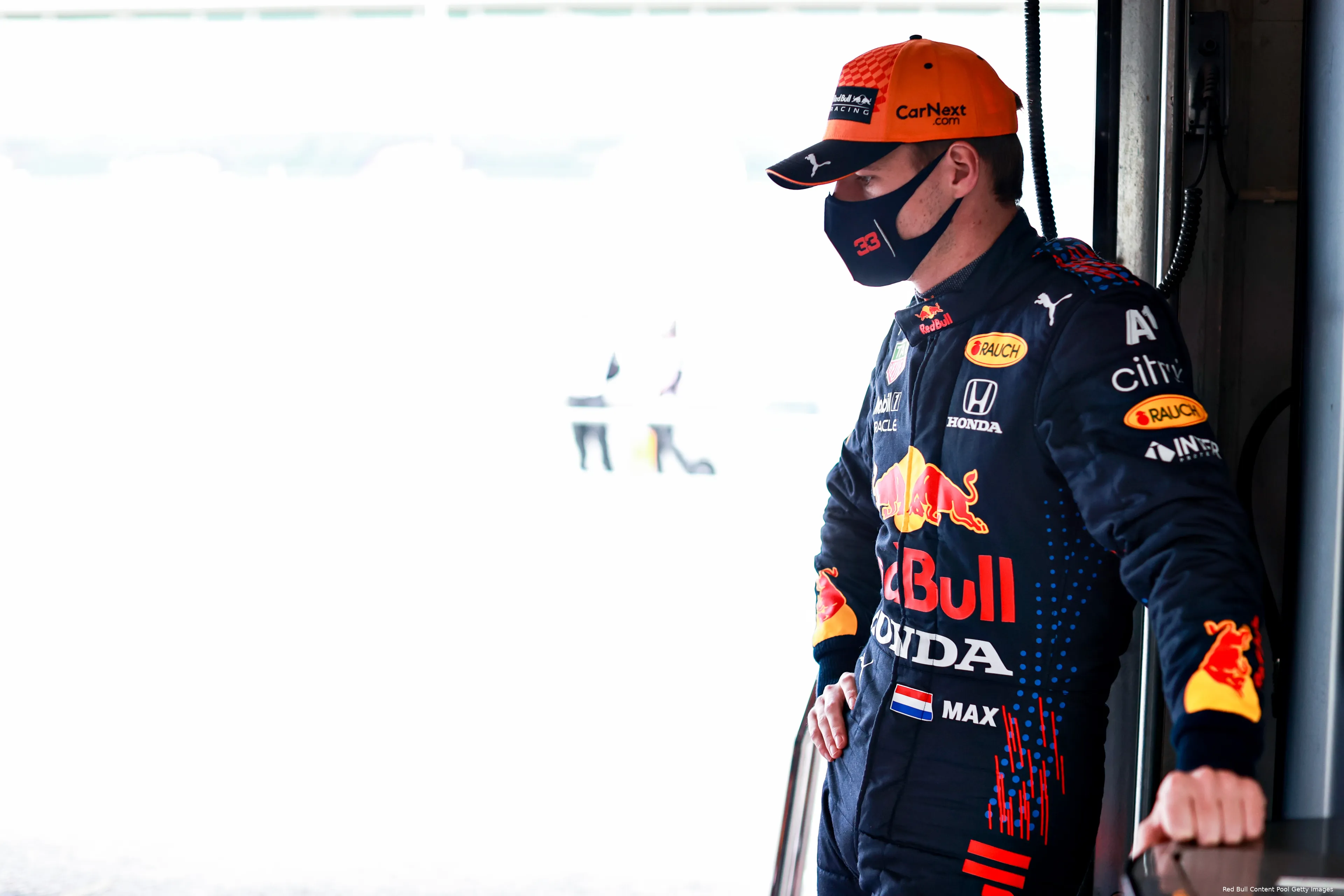 Max Verstappen leunt