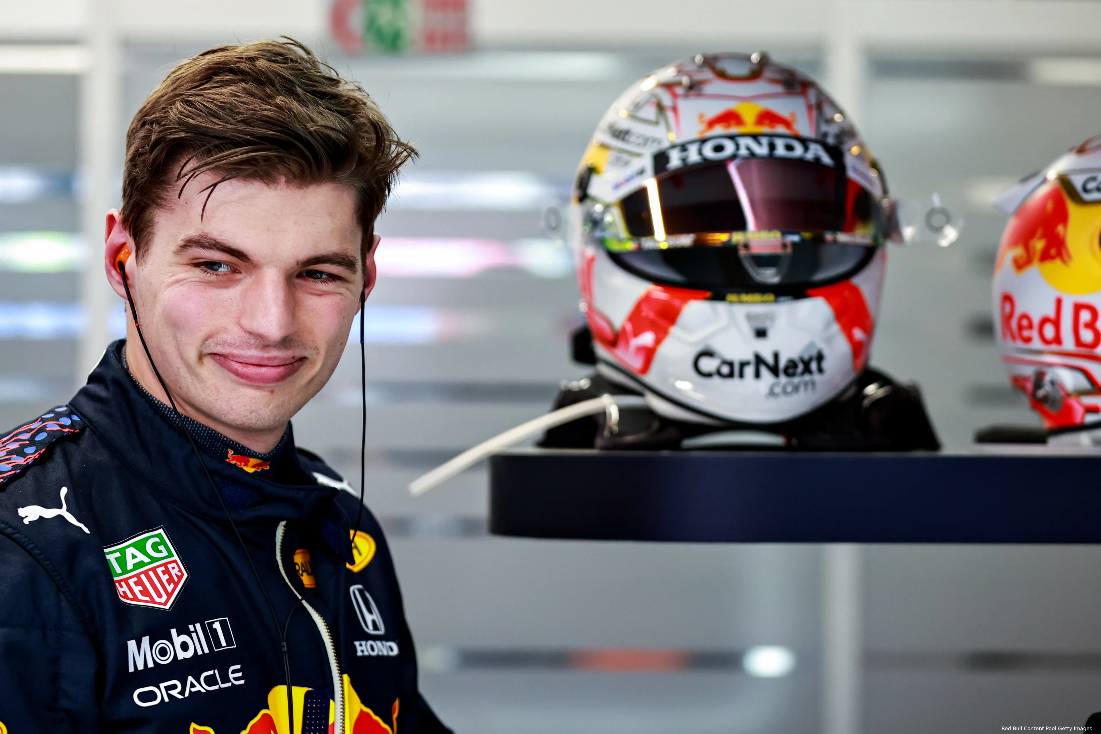 Max Verstappen lacht