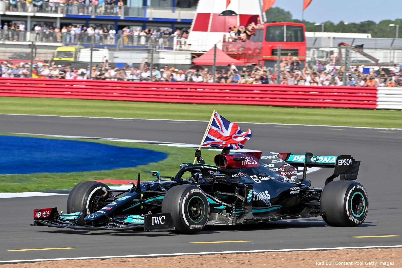 hamilton silverstone wint mercedes 32